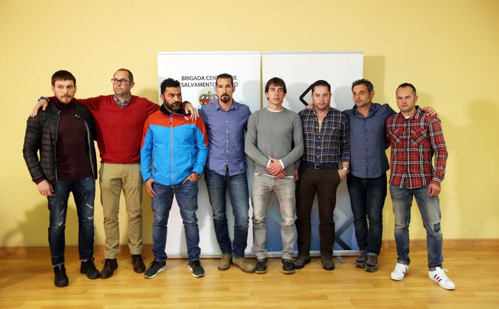 José Antonio Huerta, Sergio Tuñón, Lázaro Alves, Jesús Fernández, Rubén García, Maudilio Suárez, Antonio Ortega y Adrián Villarroel, miembros de la Brigada Central de Salvamento Minero, en Oviedo.