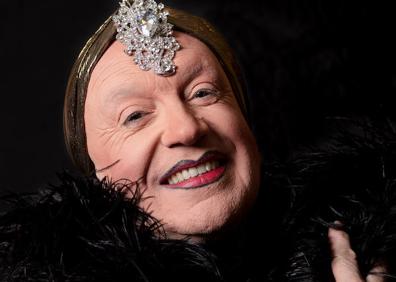 Imagen secundaria 1 - A sus 67 años, Pedro Albillos ya está jubilado, pero sigue actuado en ocasiones especiales por puro placer.