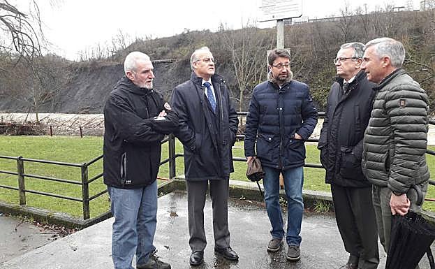 Pertierra (segundo por la izquierda), durante la visita al corredor del Nalón.