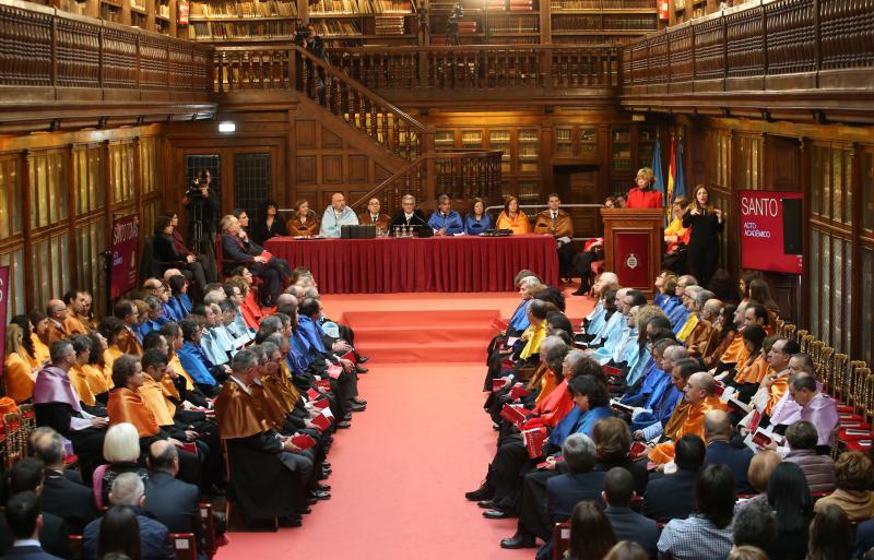 La presidenta del Consejo de Estado, María Teresa Fernández de la Vega, ha pronunciado la conferencia magistral de la festividad de Santo Tomás de Aquino en la Universidad de Oviedo. La también expresidenta del Gobierno de España defendió el carácter público de la institución académica y urgió medidas que ayuden a revertir los perniciosos efectos de los «recortes brutales».