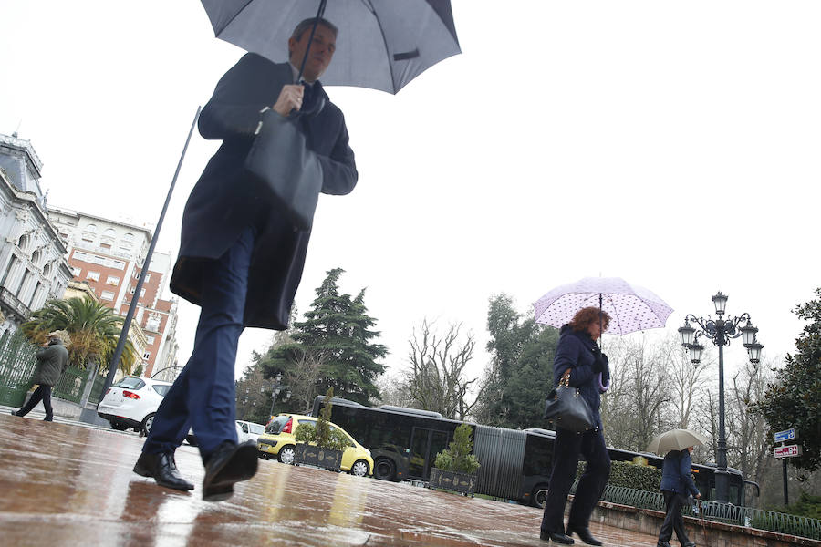 El Principado está en alerta naranja y el Gobierno regional pide a los ciudadanos que extremen la precaución ante posibles peligros por las fuertes precipitaciones y las rachas de viento que superan los 120 kilómetros por hora. 