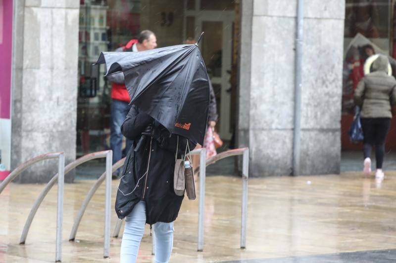 El Principado está en alerta naranja y el Gobierno regional pide a los ciudadanos que extremen la precaución ante posibles peligros por las fuertes precipitaciones y las rachas de viento que superan los 120 kilómetros por hora. 