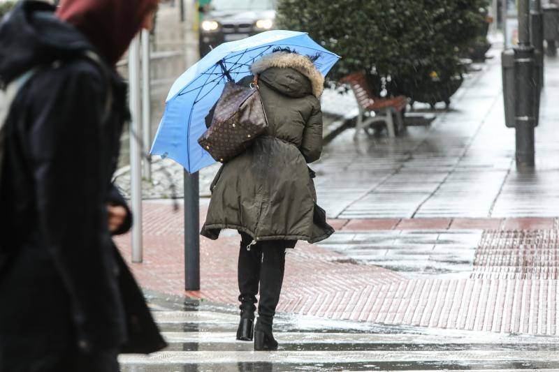 El Principado está en alerta naranja y el Gobierno regional pide a los ciudadanos que extremen la precaución ante posibles peligros por las fuertes precipitaciones y las rachas de viento que superan los 120 kilómetros por hora. 