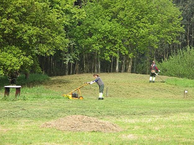 Dos trabajadores se encargan de las labores de desbroce del Monte Areo en una campaña anterior. 