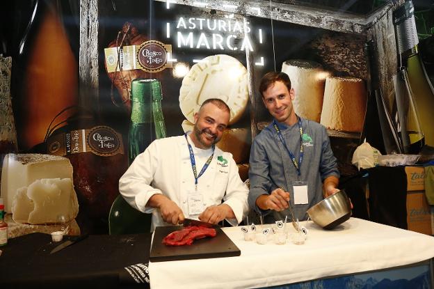 Sergio Rama y David Melón trabajan Vacuno Mayor asturiano. 