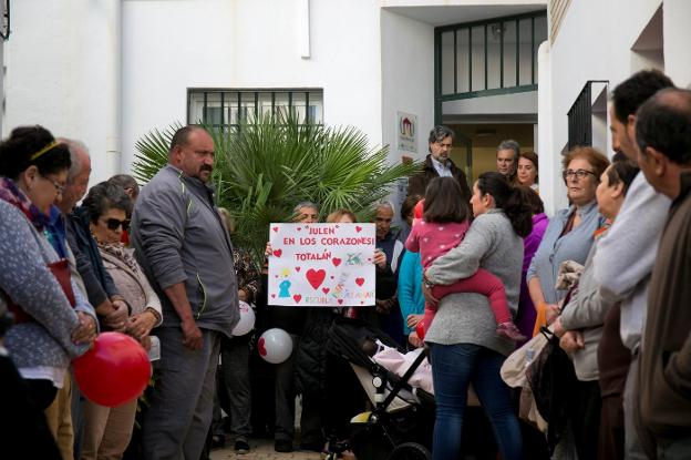 Vecinos de Totalán guardaron ayer un minuto de silencio en memoria del pequeño Julen. 