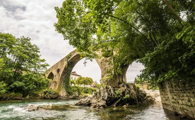 El puente romano de Cangas de Onís, una de las localidades seleccionadas. 