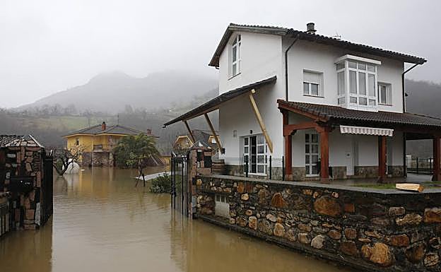 Viviendas afectadas por la crecida del río Nalón.