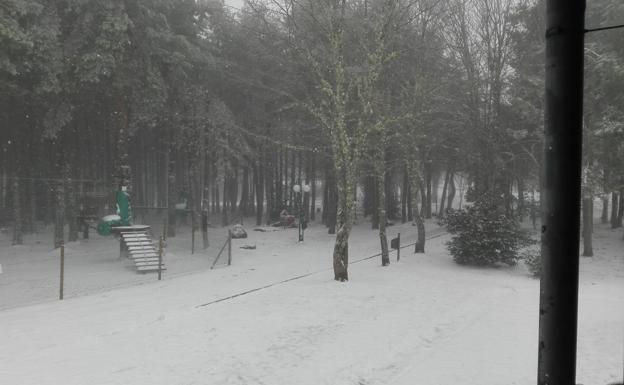 La nieve ha comenzado a caer sobre la estación de Manzaneda