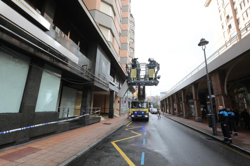 La ventosa jornada ha dejado papeleras y carteles caídos y un acarretera cortada por un árbol en Naveces