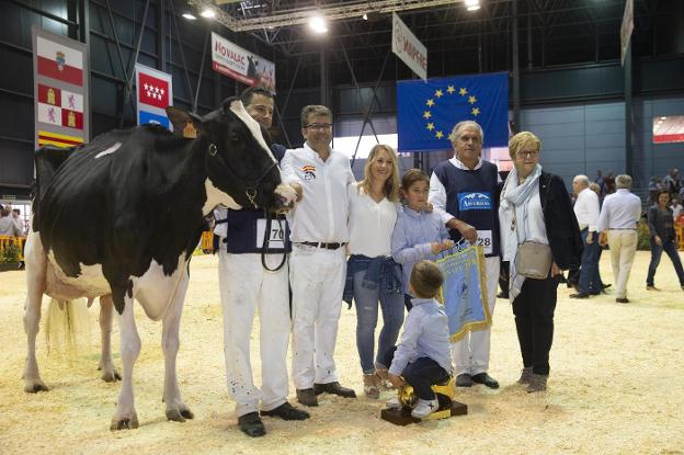 Miembros de la ganadería Badiola, en el último concurso de la Confederación de Asociaciondes de Frisona Asturiana. 
