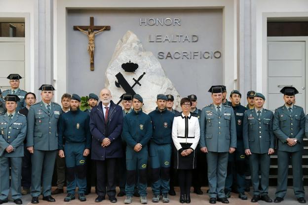 El director de la Guardia Civil, Félix Azón, con los agentes que participaron en el rescate de Julen. 