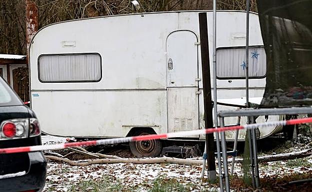 Fotografía que muestra una caravana rodeada por cordón policial, este miércoles en Lügde (Alemania). 