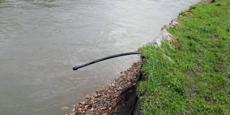 Las fuertes lluvias dejaron los cultivos cubiertos de fango y restos de plásticos y la maquinaria inservible