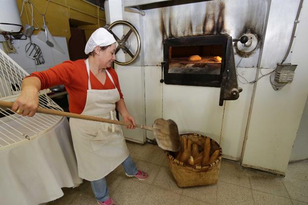 María José Fana, en su horno de Santillán, en Amieva, de donde salieron más de 500 panes. 