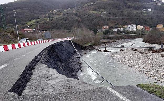 Aspecto que presenta la carretera AS 112 a su paso por Moreda, en el concejo de Aller, a causa del temporal de lluvias registrado la pasada semana. 
