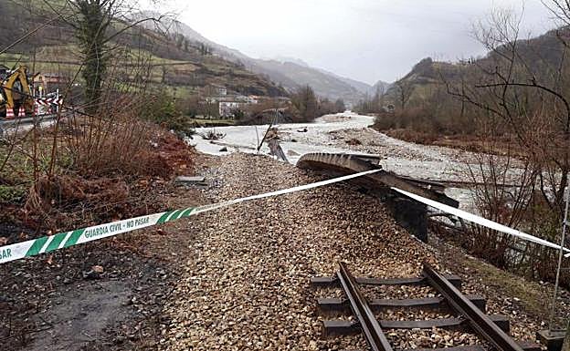 Operarios construyen una escollera en el río Aller, a su paso por Cabañaquinta, que permita la circulación de vehículos por la carretera AS 112A.