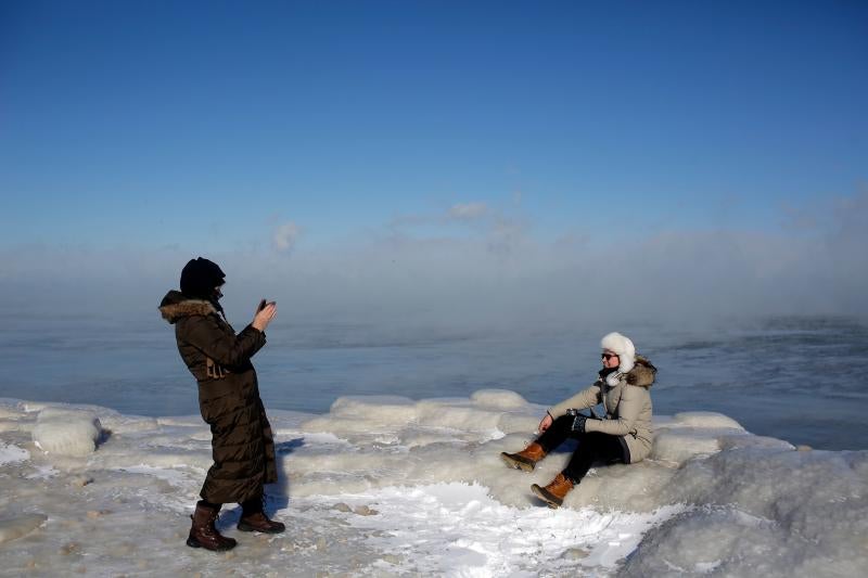 Las temperaturas extremas dejan ocho muertos en los estados de Illinois, Wisconsin, Iowa y Nebraska, y varios casos de congelamiento. En algunos casos han desplomado los termómetros hasta los 40 grados bajo cero, por lo que las autoridades han instado a la ciudadanía a extremar la precaución.