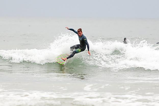 Aritz surfea una ola en la playa de San Lorenzo.