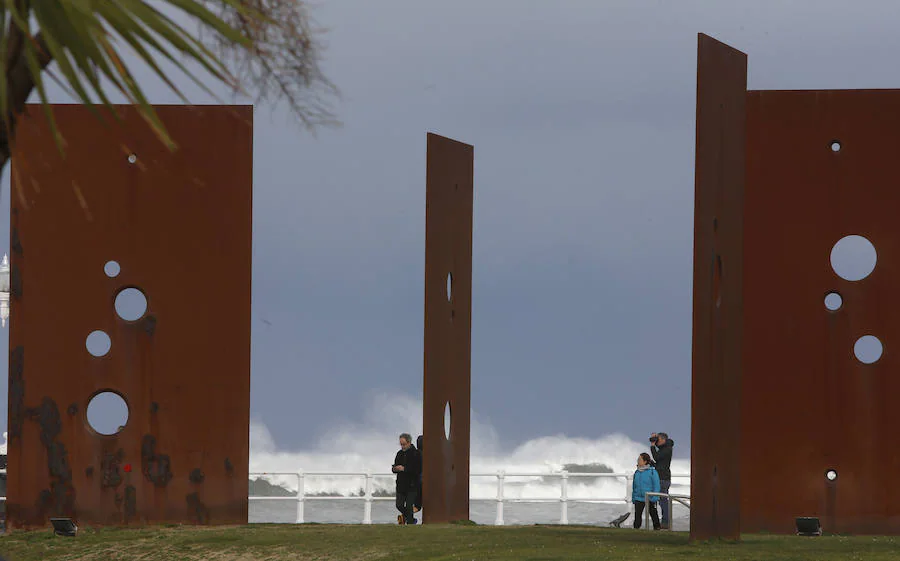 El temporal llega con frío, viento y nieve que han puesto a la región en aviso naranja por nevadas y fenómenos costeros.