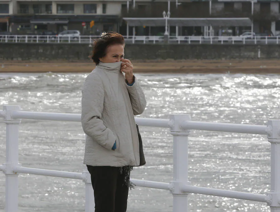 El temporal llega con frío, viento y nieve que han puesto a la región en aviso naranja por nevadas y fenómenos costeros.