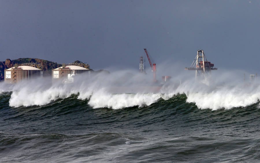 El temporal llega con frío, viento y nieve que han puesto a la región en aviso naranja por nevadas y fenómenos costeros.