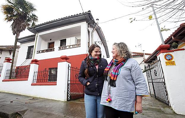 Las trabajadoras del centro Cova Alonso y Luisi Espina frente a la casa que tienen en la actualidad. 