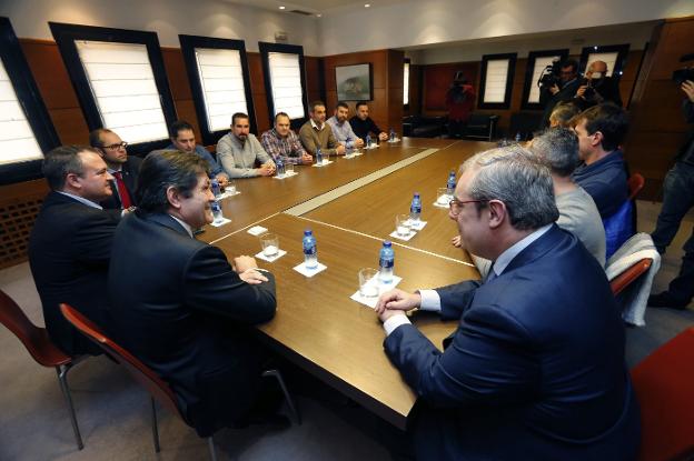 Javier Fernández recibió en su despacho a los brigadistas. 