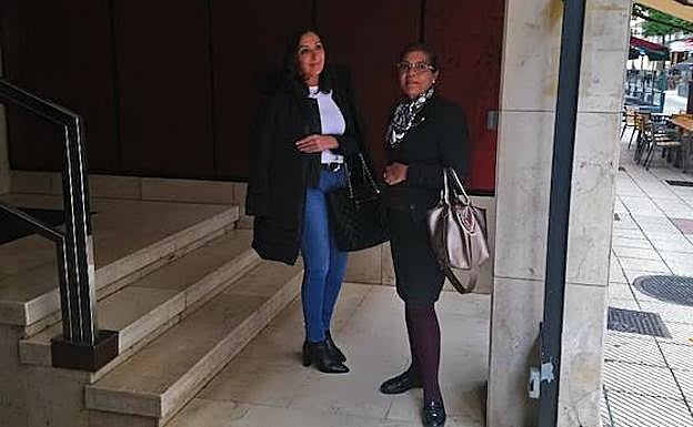 Fe Gómez y Carmen Pérez de la Mata, a su llegada a la sede regional del PP.