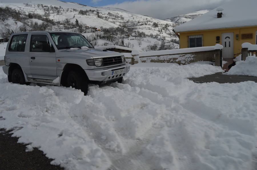 El paso de la borrasca 'Helena' ha obligado a cerrar el puerto de Leitariegos dodne la nieve alcanzó un metro de espesor en su zona más alta