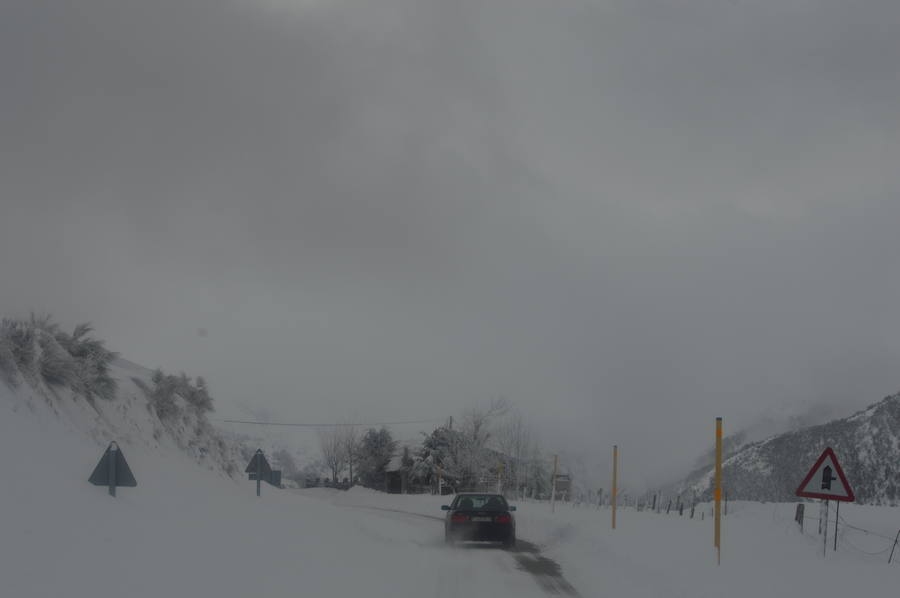 El paso de la borrasca 'Helena' ha obligado a cerrar el puerto de Leitariegos dodne la nieve alcanzó un metro de espesor en su zona más alta