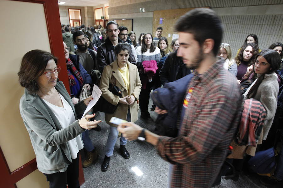 Más de 2.400 aspirantes acudieron a la convocatoria en el Campus de El Cristo. 