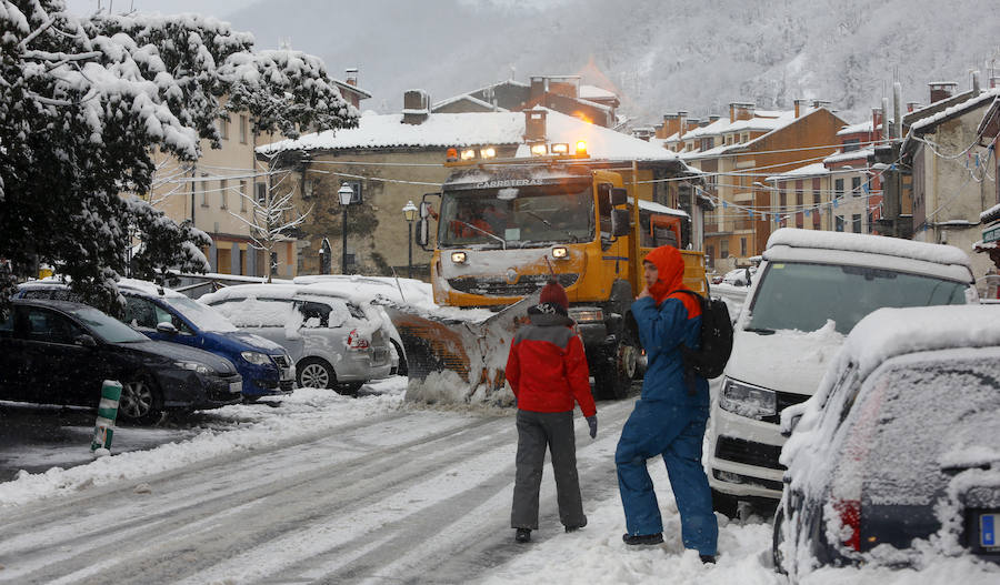 Las consencuencias de la borrasca 'Helena' en Asturias ha provocado una copiosa nevada en Pajares que unos han aprovechado para fotografiar y disfrutar pero otros han sufrido al volante