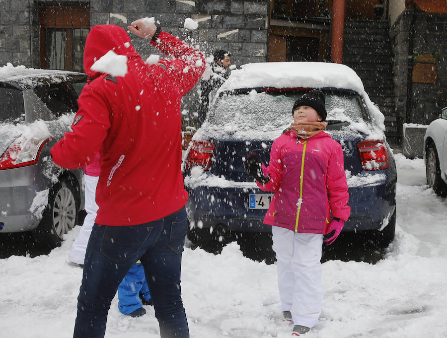 Las consencuencias de la borrasca 'Helena' en Asturias ha provocado una copiosa nevada en Pajares que unos han aprovechado para fotografiar y disfrutar pero otros han sufrido al volante