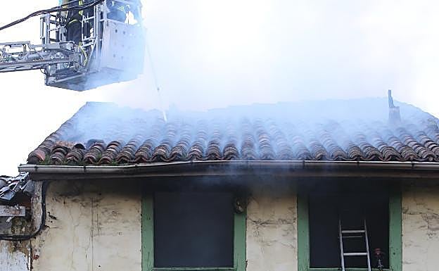 Bomberos de Avilés sofocan un incendio urbano. 