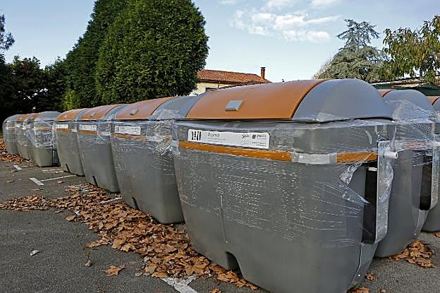 Contenedores orgánicos, pendientes de su instalación. 
