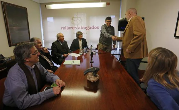 Dictinio Bellosa saluda a uno de los participantes en el seminario Gerardo Turiel. 