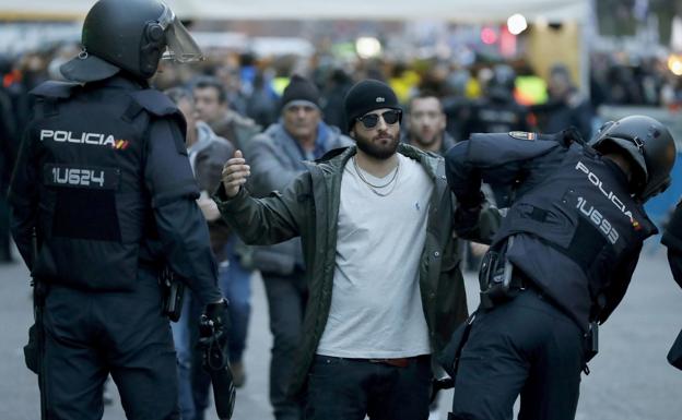 La Polícia Nacional deteniendo a un aficionado