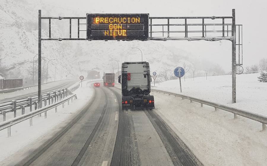 Las intensas nevadas que está dejando la borrasca 'Helena' a su paso por Asturias está complicando mucho la circulación por carretera, en especial, en los puertos de montaña. De hecho, se ha llegado a restringir el paso de camiones por Pajares y el Huerna y varios altos se han cerrado a todo tipo de vehículos. La nieve ha llegado incluso a la capital asturiana, que ha amanecido bajo un manto blanco. 