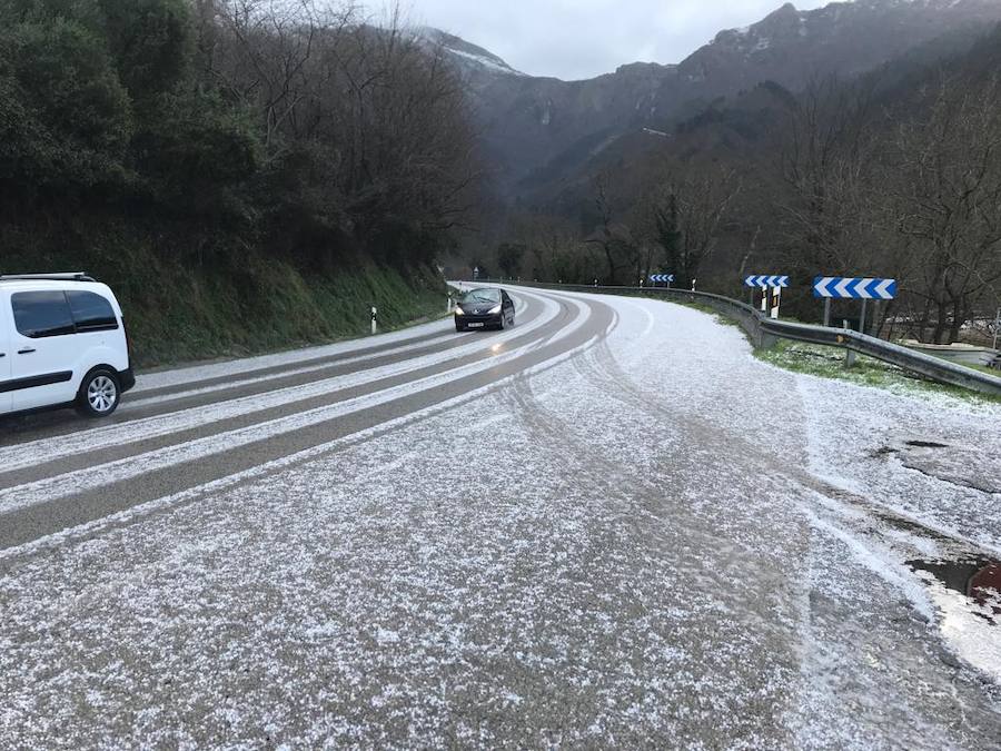 Las intensas nevadas que está dejando la borrasca 'Helena' a su paso por Asturias está complicando mucho la circulación por carretera, en especial, en los puertos de montaña. De hecho, se ha llegado a restringir el paso de camiones por Pajares y el Huerna y varios altos se han cerrado a todo tipo de vehículos. La nieve ha llegado incluso a la capital asturiana, que ha amanecido bajo un manto blanco. En otros puntos de la región, como Gijón, ha sido el granizo lo que ha cubierto de blanco las calles.