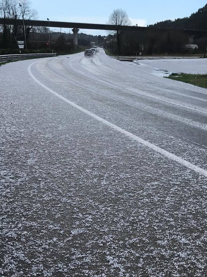 Las intensas nevadas que está dejando la borrasca 'Helena' a su paso por Asturias está complicando mucho la circulación por carretera, en especial, en los puertos de montaña. De hecho, se ha llegado a restringir el paso de camiones por Pajares y el Huerna y varios altos se han cerrado a todo tipo de vehículos. La nieve ha llegado incluso a la capital asturiana, que ha amanecido bajo un manto blanco. En otros puntos de la región, como Gijón, ha sido el granizo lo que ha cubierto de blanco las calles.