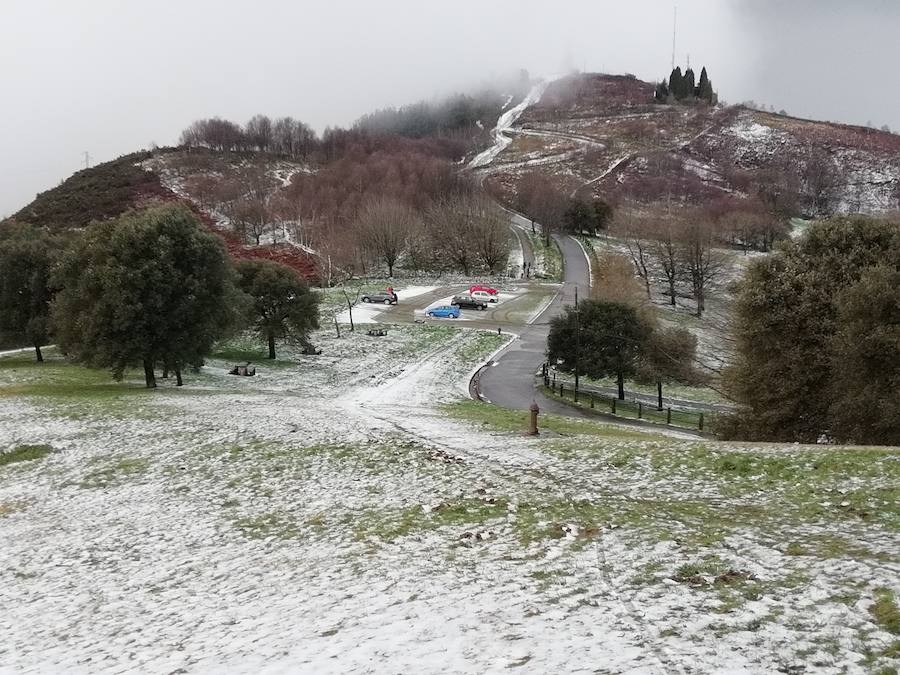 Las intensas nevadas que está dejando la borrasca 'Helena' a su paso por Asturias está complicando mucho la circulación por carretera, en especial, en los puertos de montaña. De hecho, se ha llegado a restringir el paso de camiones por Pajares y el Huerna y varios altos se han cerrado a todo tipo de vehículos. La nieve ha llegado incluso a la capital asturiana, que ha amanecido bajo un manto blanco. En otros puntos de la región, como Gijón, ha sido el granizo lo que ha cubierto de blanco las calles.