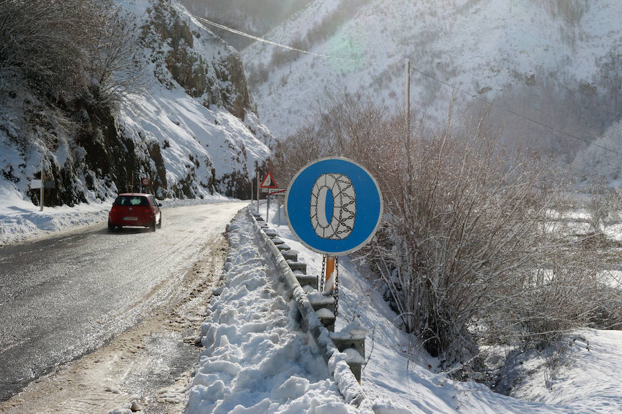 Los cielos despejados y la intensa nieve caída en las últimas horas animaron a numerosos usuarios a acercarse a las pistas. Las malas condiciones de la carretera dificultaron su objetivo. 