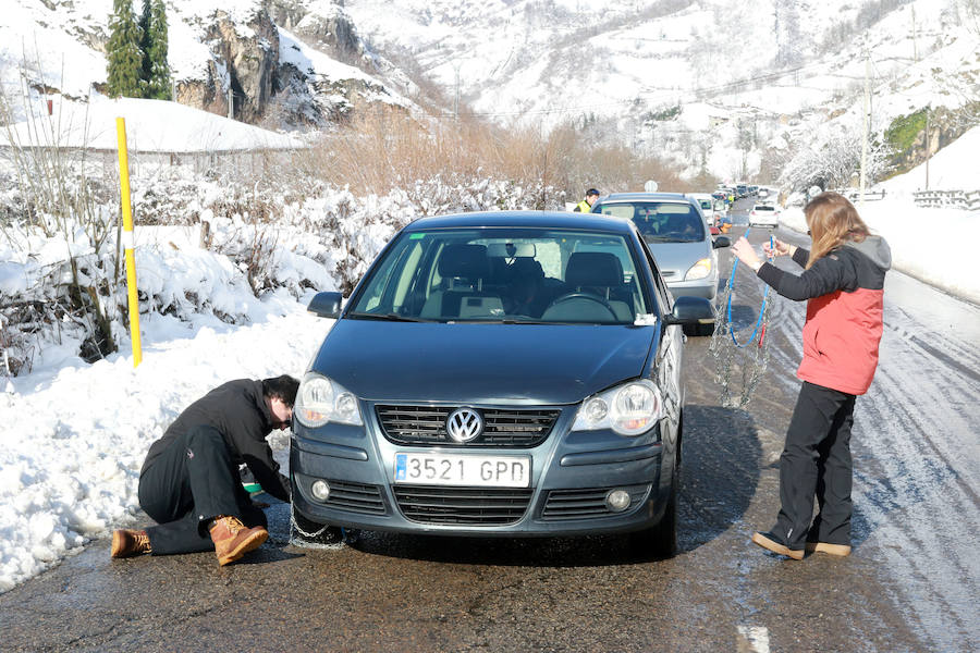 Los cielos despejados y la intensa nieve caída en las últimas horas animaron a numerosos usuarios a acercarse a las pistas. Las malas condiciones de la carretera dificultaron su objetivo. 