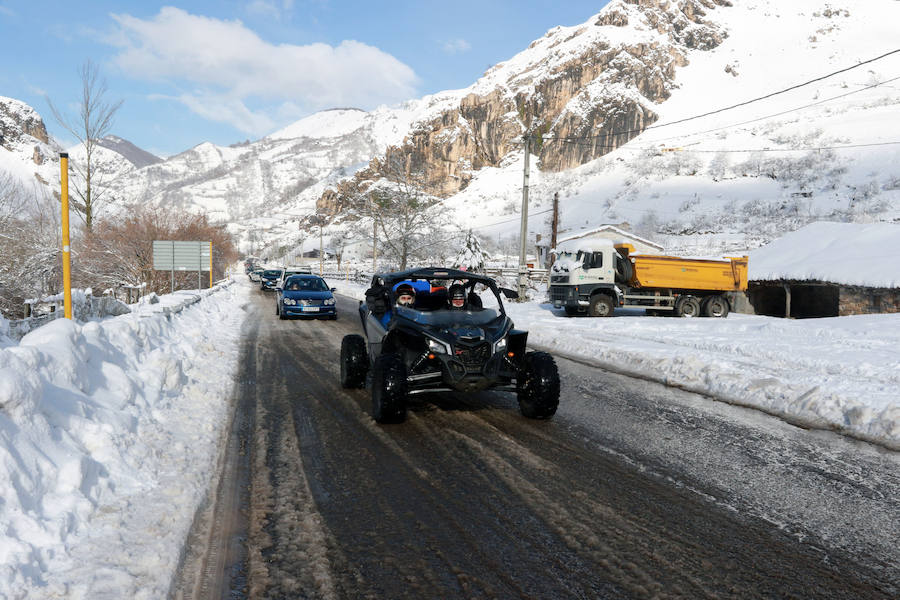 Los cielos despejados y la intensa nieve caída en las últimas horas animaron a numerosos usuarios a acercarse a las pistas. Las malas condiciones de la carretera dificultaron su objetivo. 