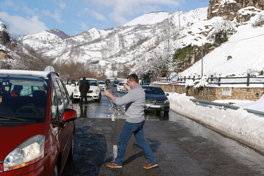 Los cielos despejados y la intensa nieve caída en las últimas horas animaron a numerosos usuarios a acercarse a las pistas. Las malas condiciones de la carretera dificultaron su objetivo. 