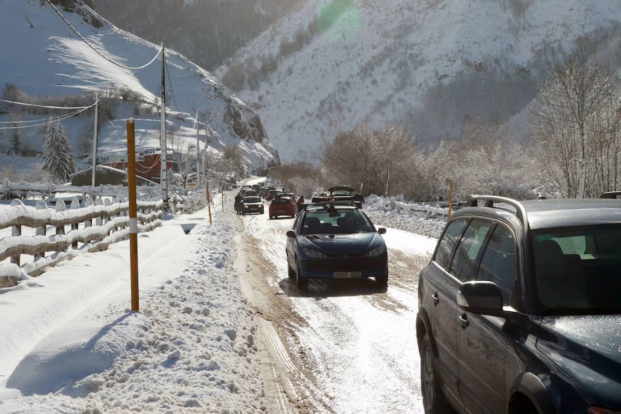 Los cielos despejados y la intensa nieve caída en las últimas horas animaron a numerosos usuarios a acercarse a las pistas. Las malas condiciones de la carretera dificultaron su objetivo. 