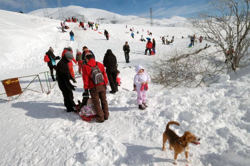 Los cielos despejados y la intensa nieve caída en las últimas horas animaron a numerosos usuarios a acercarse a las pistas. Las malas condiciones de la carretera dificultaron su objetivo. 