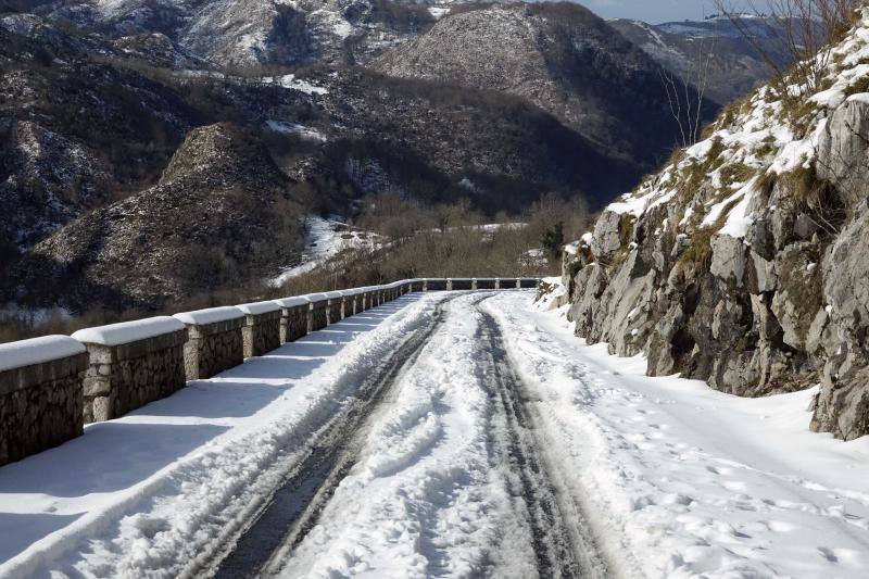 Las intensas nevadas han permitido incluso a algunos disfrutar de la nieve con sus esquís.