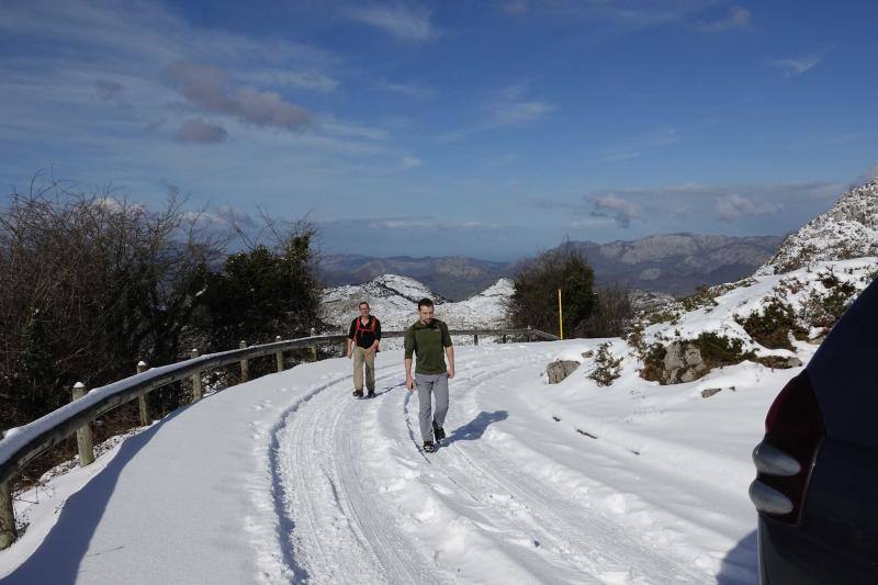 Las intensas nevadas han permitido incluso a algunos disfrutar de la nieve con sus esquís.